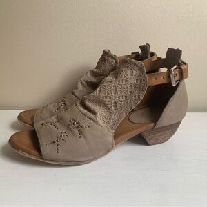 Miz Mooz Carey Taupe Leather Sandals Size 40/9